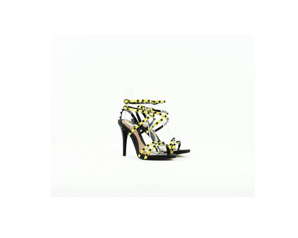¡SANDALIAS CON TACHAS EN FORMA DE PIRMIDE!
