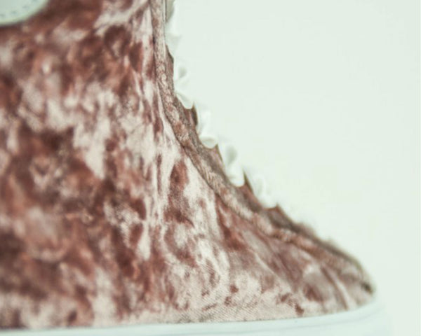 COLECCIÓN DE TERCIOPELO, ÚLTIMAS TENDENCIAS EN ZAPATOS Y BOTINES.