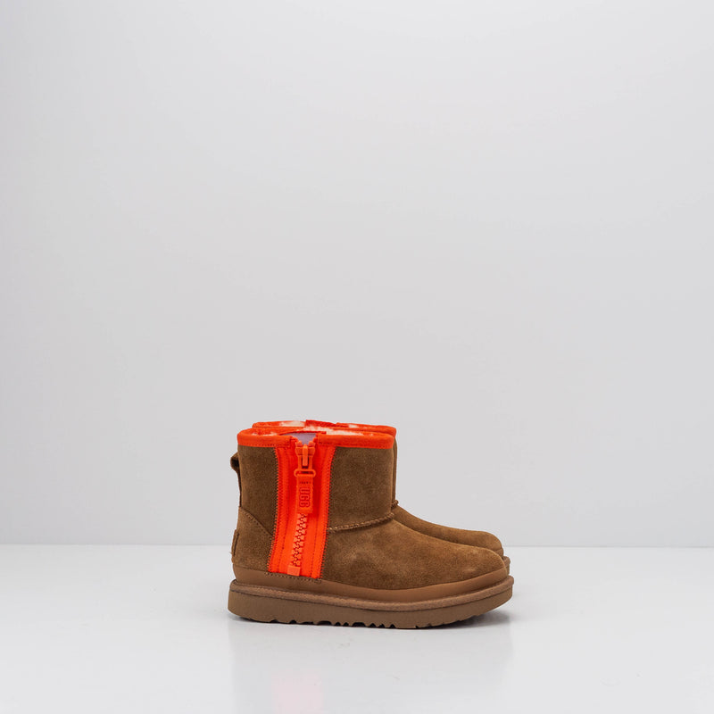 BOTA DE NIÑO Y NIÑA - UGG - KID'S CLASSIC MINI ZIPPER TAPE LOGO 1143699K