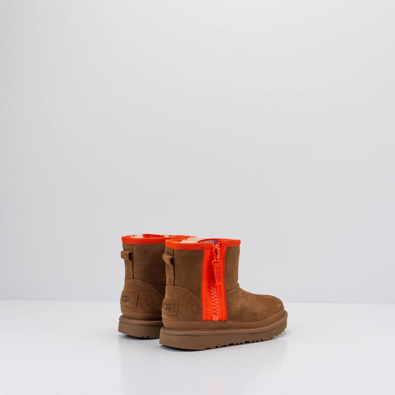 BOTA DE NIÑO Y NIÑA - UGG - KID'S CLASSIC MINI ZIPPER TAPE LOGO 1143699K