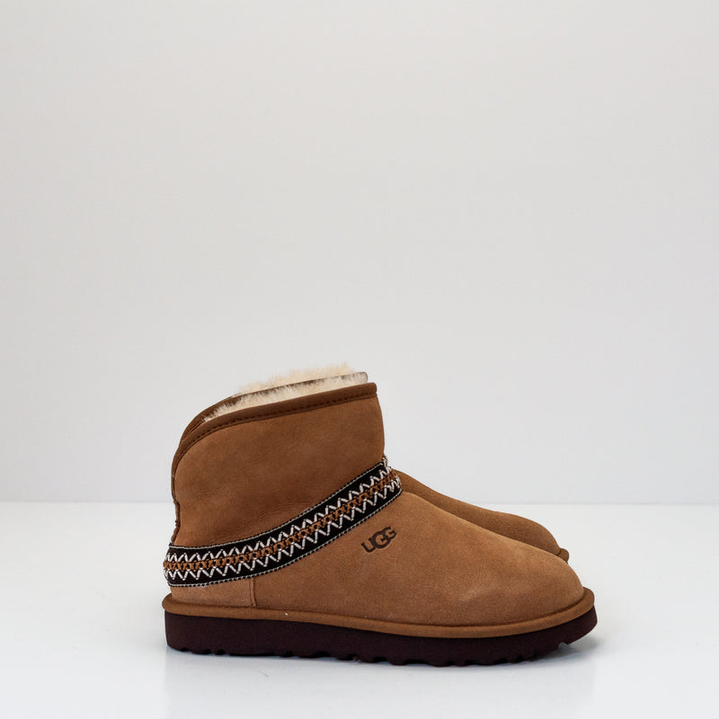 UGG - BOOT - CLASSIC MINI CRESCENT