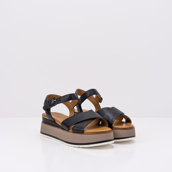 SANDALIA - INUOVO - PLATAFORMA NEGRA 983004N