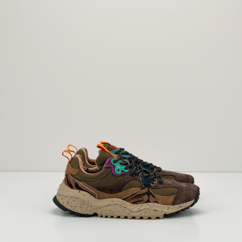 Zapatilla Flower Mountain Wave Uni pelo de potro dark brown con acentos olive y naranja — Moksín