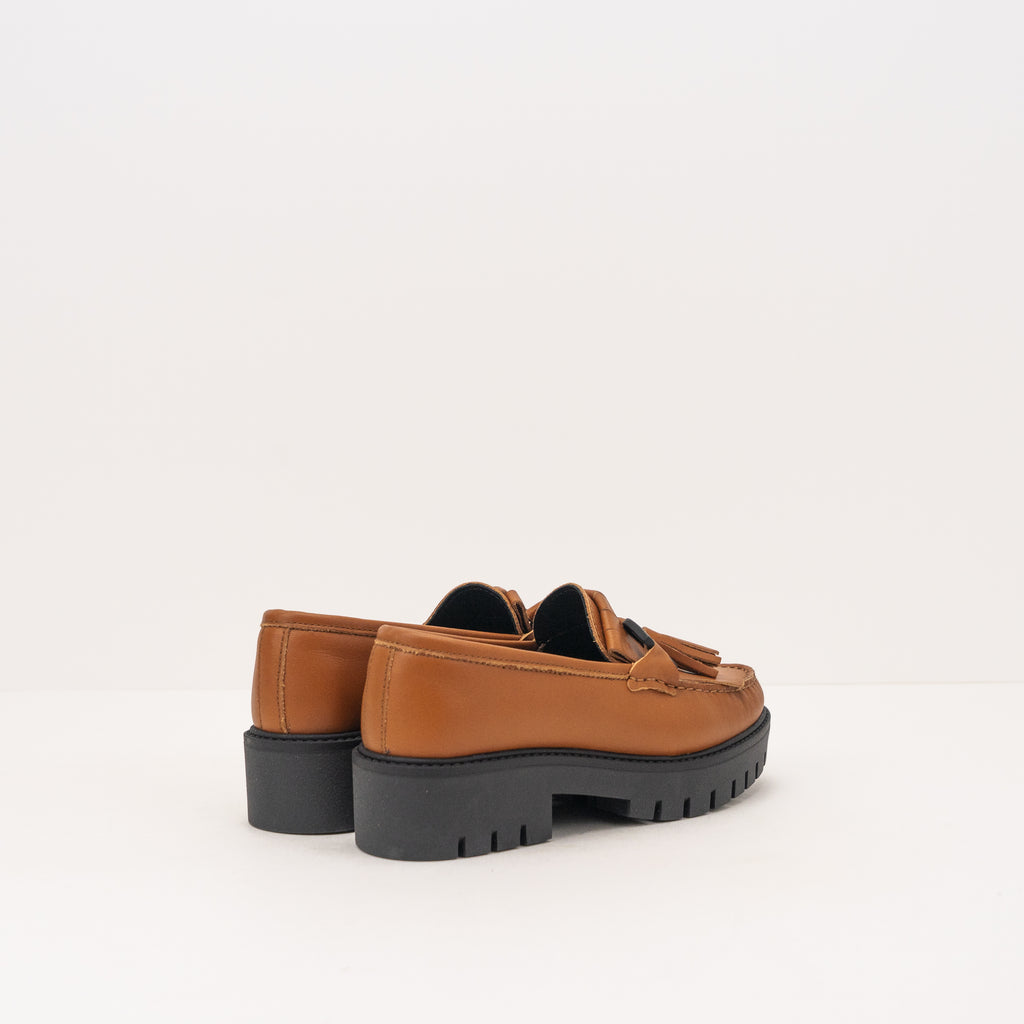 SEIALE MOCASIN CELLA EN COLOR CAMEL | MOKSIN – Moksin