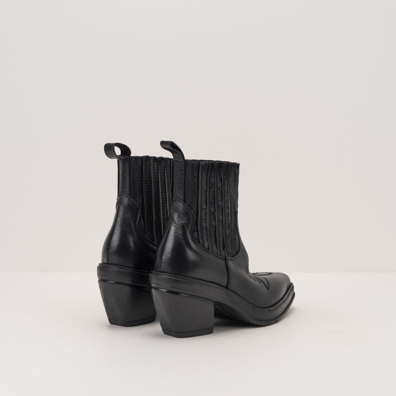 BOTIN - ELENA IACHI - E3105 FROM NERO